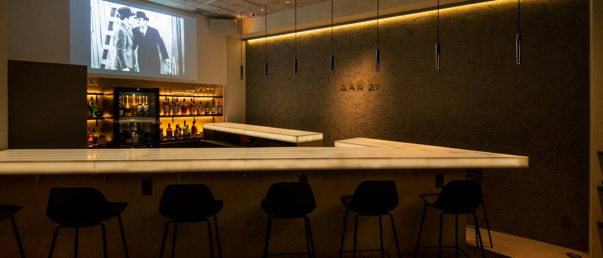 六本木のマジックバー BAR21 の店内。カウンター8席