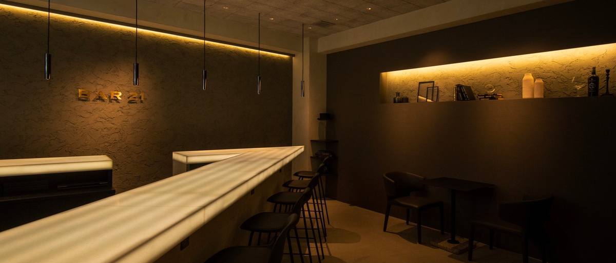 BAR21 のカウンターとテーブル席