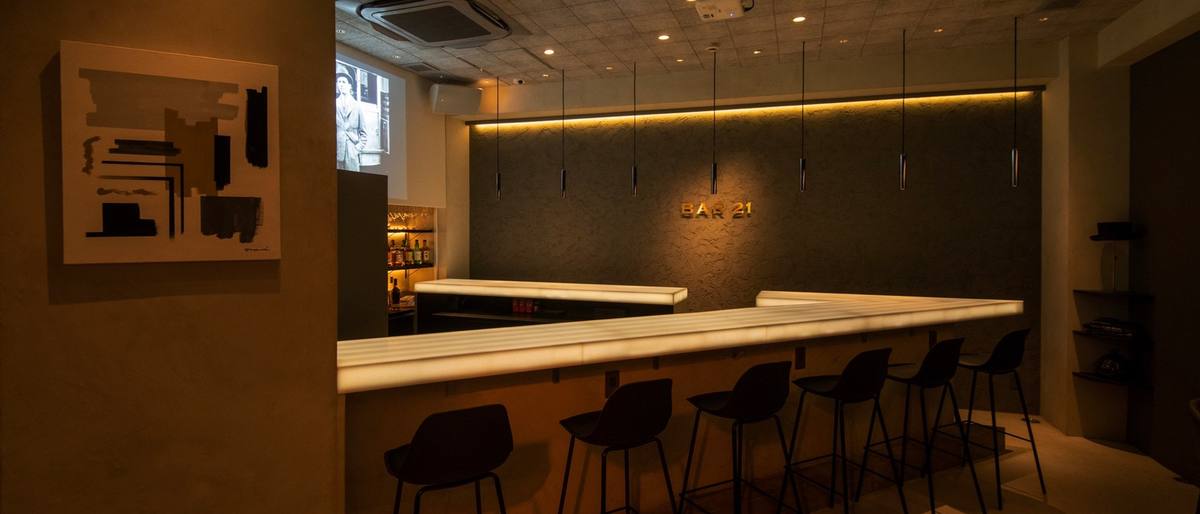 六本木駅から徒歩2分、地下1階の BAR21 店内
