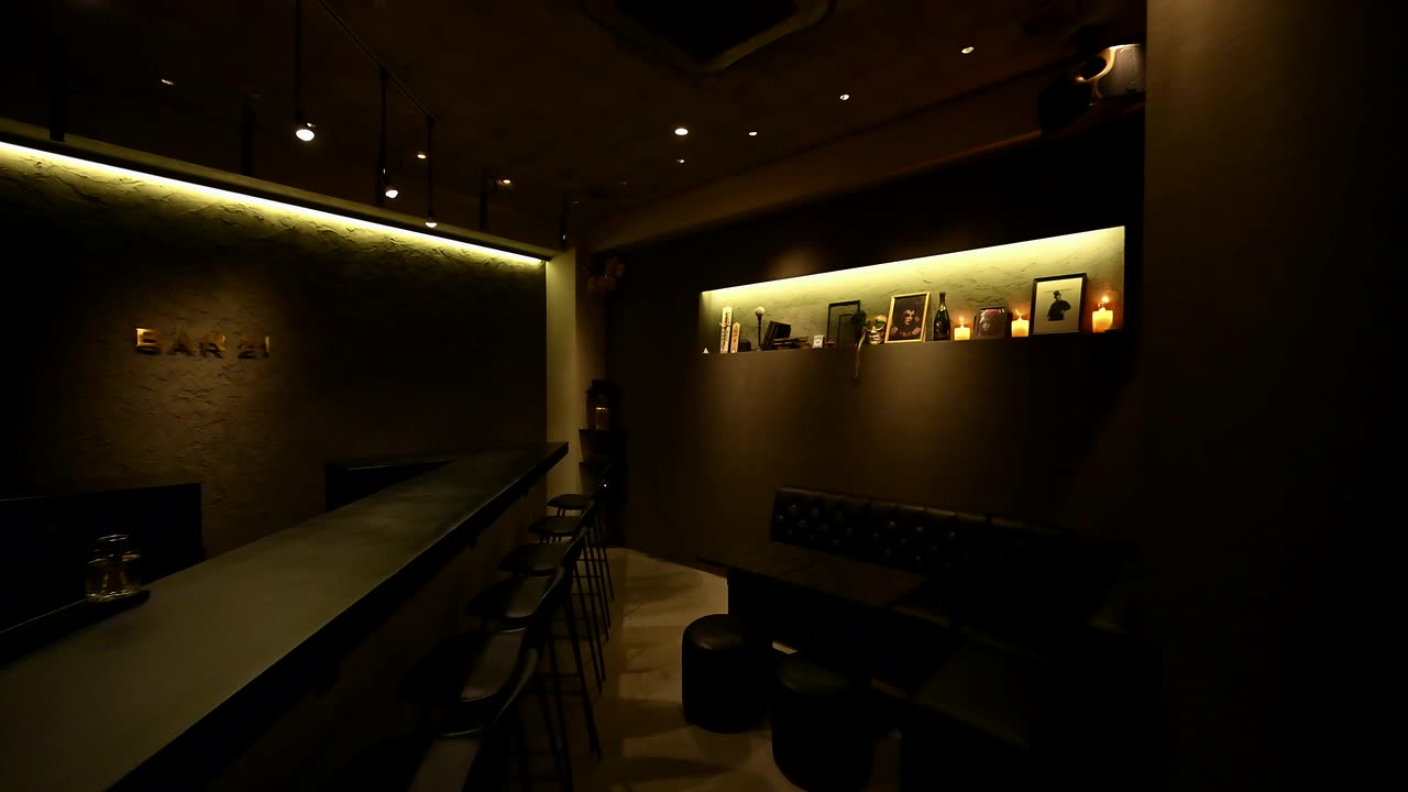 六本木のマジックバー BAR21 の店内。カウンター席とソファ席、奥にバックバー