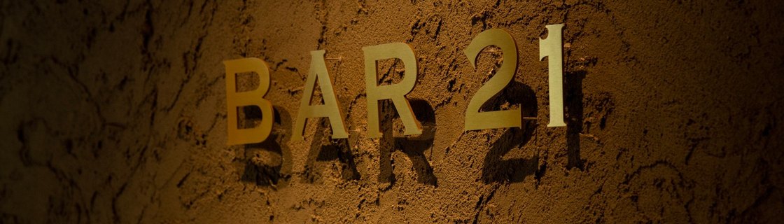 BAR21 六本木 店内のロゴサイン