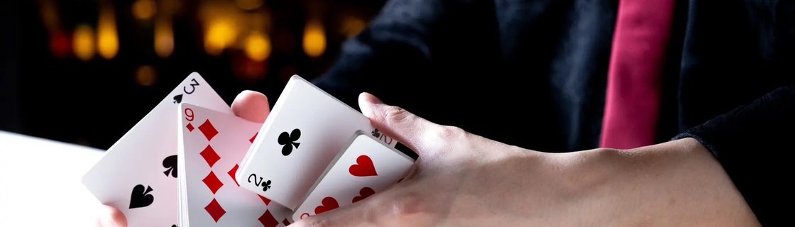 BAR21 マジシャンが扇状に広げるトランプ